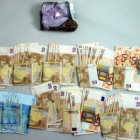 La imagen muestra el dinero y la droga incautados en la operación policial.