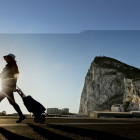 Una mujer camina por La Línea de la Concepción (Cádiz), justo en la frontera entre España y Gibraltar.