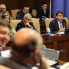 Folgueral y Cubelos en primer término, con los concejales del PP al fondo.