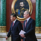 Xi Jinping y Putin entran en una sala del Kremlin para la ceremonia de firma de documentos. GRIGORY SYSOEVS