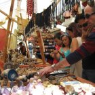 Los puestos artesanales que componen el famoso mercado se estrenaron ayer.