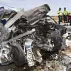 Agentes de la Guardia Civil realizan el atestado del choque frontal en Huelva.