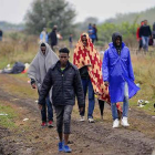 Varios refugiados entran en Hungría por el paso de Röszke, el viernes.