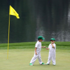 Unos niños juegan en el campo de Augusta.