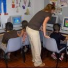 Una monitora enseña a los niños las nuevas tecnologías