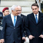 El primer ministro israelí Binyamin Netanyahu recibe a su homólogo brasileño, Jair Bolsonaro, en el aeropuerto de Tel Aviv.