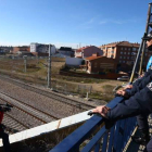 El puente, que comunica Trobajo del Cerecedo con Armunia, estará cortado al tráfico de vehículos, pero no de trenes.