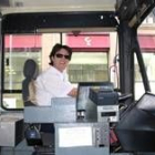 Dorinda, al volante del autobús que conduce
