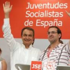 El mandatario socialista con el nuevo secretario general de las Juventudes, Sergio Gutiérrez