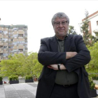 El alcalde socialista de Cornellà, Antonio Balmón, posa junto al ayuntamiento, el pasado martes.