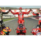 Augusto Fernández, Pecco Bagnaia e Izan Guevara, trío de campeones en el Mundial 2022. BIEL ALIÑO