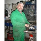 Agustín Pérez, en Talleres Sevilla, donde trabaja como mecánico