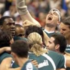 Los jugadores de Unicaja celebran su pase a la final de la ACB tras imponerse al DKV Joventut