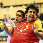 Garabaya, a la derecha, intenta avanzar durante el partido España-Bahrein.