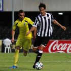Pallarés, a la derecha, se lleva el balón frente a un contrario. JV SPORTS