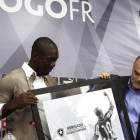 Seedorf recibe un obsequio del presidente del Botafogo.