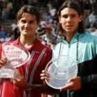 Federer y Nadal posan con sus respectivos trofeos