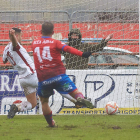 La imagen recoge el segundo gol del Calahorra, obra de Álex Arias, que sentenció el partido en La Planilla en los minutos de añadido. FERNANDO RIOJA