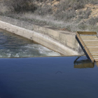 El organismo de cuenca ha instalado la rampa justo antes de un salto de agua. MARCIANO PÉREZ