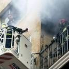 Los bomberos tratan de sofocar las llamas de una vivienda salmantina, accediendo por el balcón
