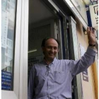 Pablo Fernández, en la puerta de su administración en Benavides