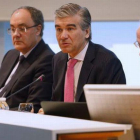 De izquierda a derecha, Tobías Martínez, Francisco Reynés y Antoni Brunet, director de Asuntos Públicos y Corporativos.