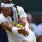 Nadal golpea de revés, en su partido ante Kukushkin en Wimbledon.