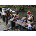 Guerrilleras de las FARC se asean en un campamento en la selva, el pasado 11 de agosto.