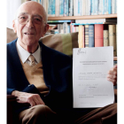 Miguel Cordero del Campillo, con la carta de donante.
