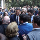 El presidente del Gobierno de España, Pedro Sánchez (c), durante el encuentro que ha mantenido con representantes de la colectividad española que reside en Chile, hoy en la residencia de la Embajada de España en Chile
