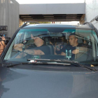 Maradona, en el interior del vehículo, a la salida del hospital de Buenos Aires.