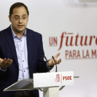 El secretario de Organización del PSOE, César Luena, ofreció ayer explicaciones.