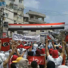 Captura de video que muestra a un amplio grupo de sirios protestando en Latakia.