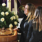 La viuda de José Luis Arias, de 45 años, el minero asturiano fallecido el pasado lunes junto a cinco compañeros leoneses en el pozo Emilio Valle de Pola de Gordón (León), junto al féretro de su esposo, durante el funeral en su memoria.