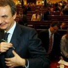 Zapatero se guarda en el bolsillo una rama de romero que le entregaron los «defensores» catalanes