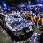 Estado en el que quedaron los vehículos de la Guardia Civil en la protesta de hace un año. QUIQUE GARCÍA