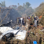 Los equipos de rescate trabajan en los restos del avión ATR72 de Yeti Airlines estrellado en Pokhara, Nepal. BIJAYA NEUPANE / EFE