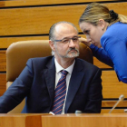 Fuentes recibe explicaciones de una letrada en un pleno. NACHO GALLEGO