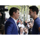 Arbeloa conversa con el lider de Ciudadanos, Albert Rivera, frente al Santiago Bernabéu.