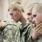 Un grupo de soldados rusos detenidos por las autoridades ucranianas, asisten a una conferencia de prensa en Kiev.
