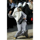 Una mujer palestina lanza una piedra durante una protesta en Gaza