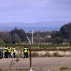 Miembros del Ejército en el lugar del accidente y a la derecha, restos del avión estrellado.