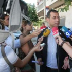 El portavoz del PP respondió ayer en La Placa a la protesta contra la gestión del alcalde.