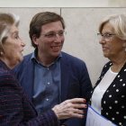 Manuela Carmena junto al alcaldable del PP, José Luis Martínez-Almeida. CAMPOS