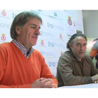 Pepe Calvo en el momento de anunciar su fichaje por el Atlético Astorga junto a Felipe Llamazares.