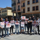 Los hosteleros mostraron su oposición a la ordenanza frente al Ayuntamiento. MEDINA