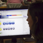 Una usuaria consulta la web de la Agencia Tributaria.