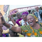 Ciudadanos sudafricanos lloran, danzan y cantan para rendir homenaje al líder fallecido, delante del antiguo hogar de Mandela, en Soweto, ayer.