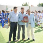 Rafael Guerrero (c) fue homenajeado por la junta directiva del Huracán Z
