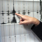 Un técnico del Centro de Observación Sismológica de Taiwán muestra el registro de un sismógrafo.